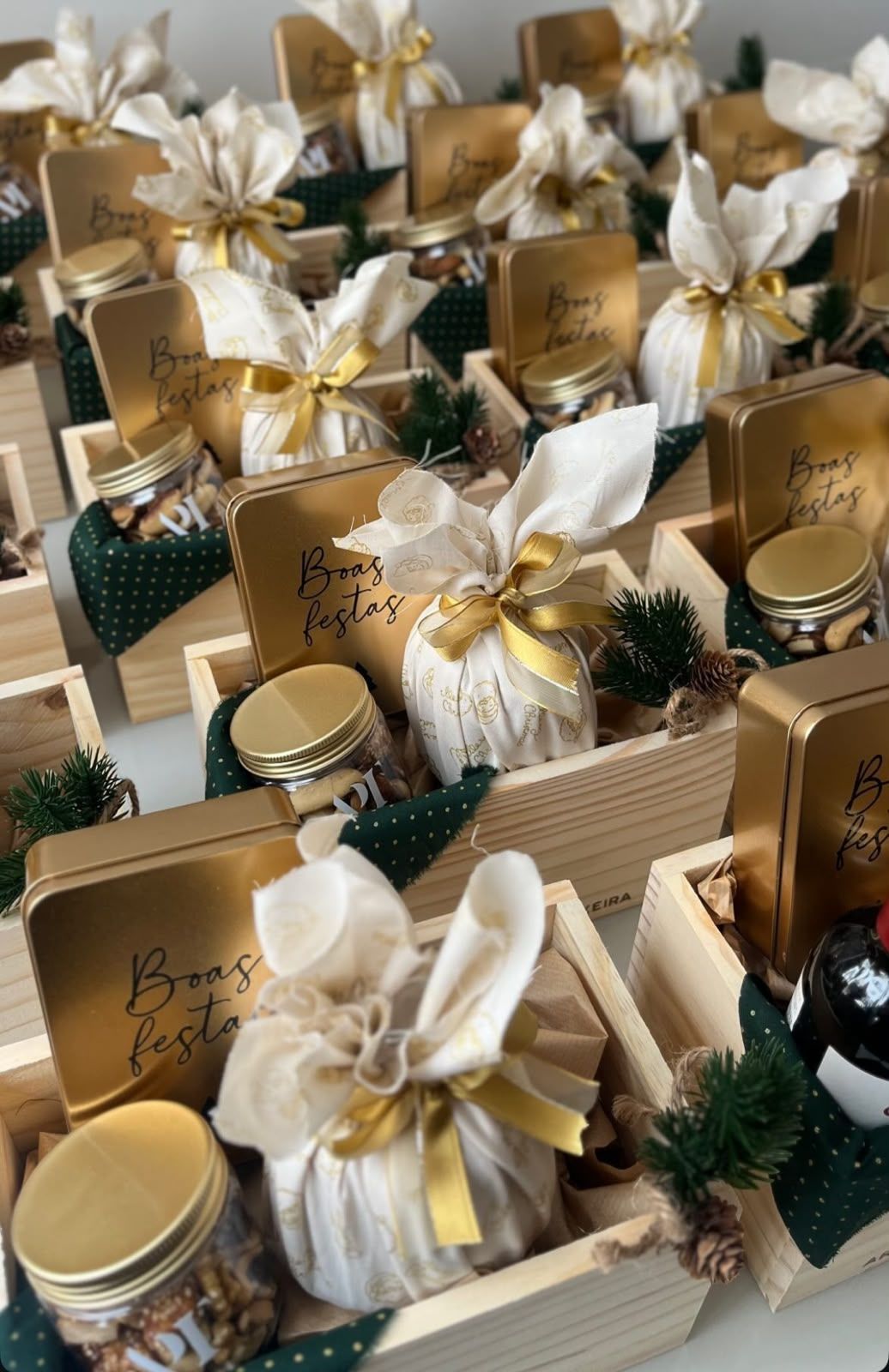 Caixas de madeira com lata dourada Boas Festas, castanhas e panetone