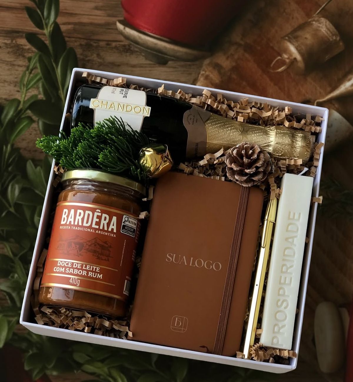 Caixa de Natal com espumante, doce de leite, vela e caderno com espaço para logo