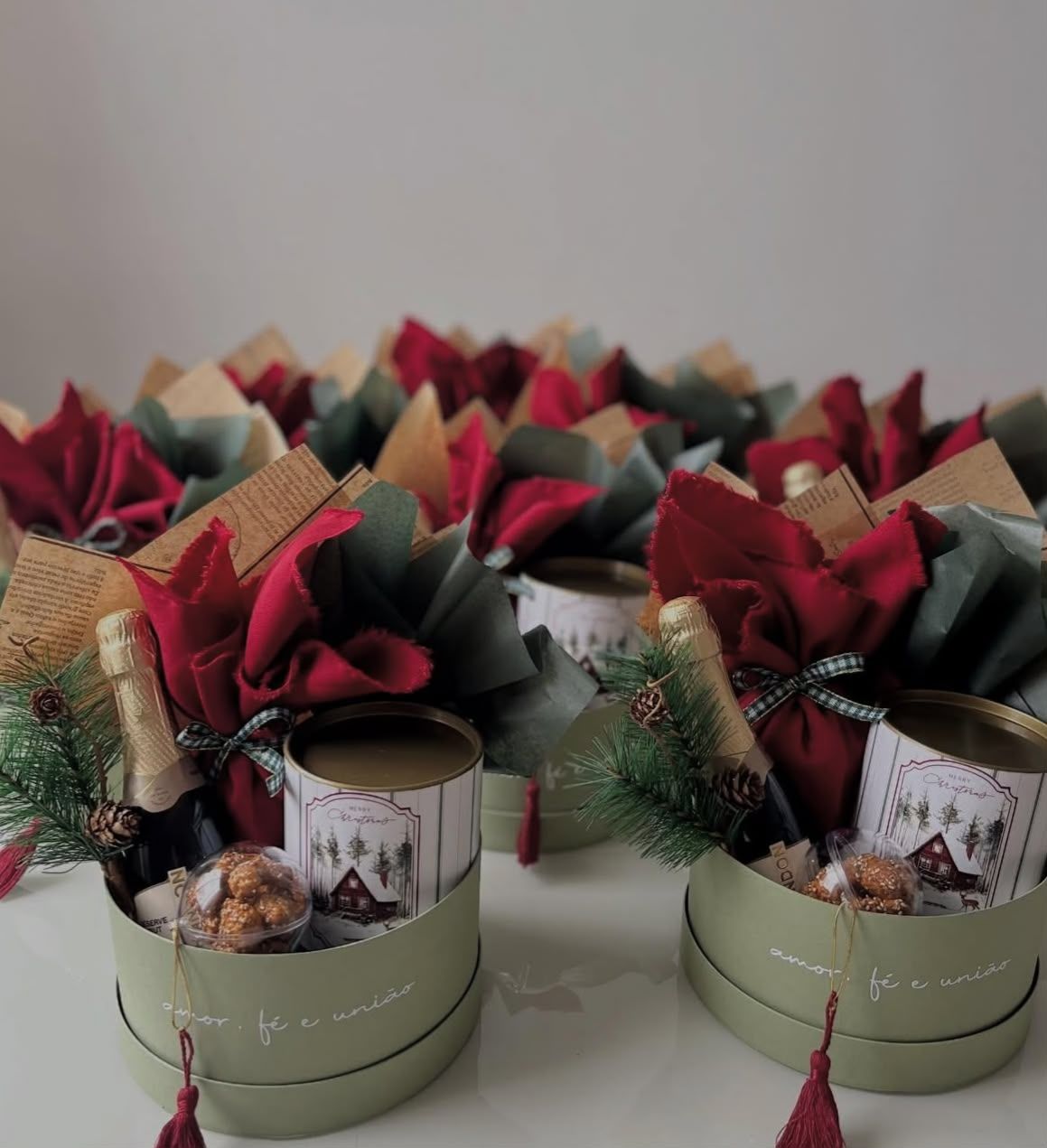 Caixas redondas verdes de Natal com espumante, lata e panetone